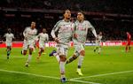 Virgil van Dijk sendte Liverpool på sejrskurs med sin scoring til 2-1 onsdag aften i München, og det blev fejret med holdkammeraterne.
   Foto: Andrew Boyers/Ritzau Scanpix