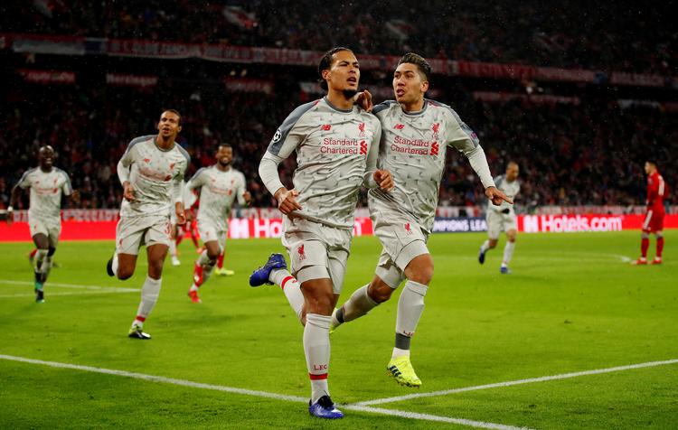 Virgil van Dijk sendte Liverpool på sejrskurs med sin scoring til 2-1 onsdag aften i München, og det blev fejret med holdkammeraterne.
   Foto: Andrew Boyers/Ritzau Scanpix