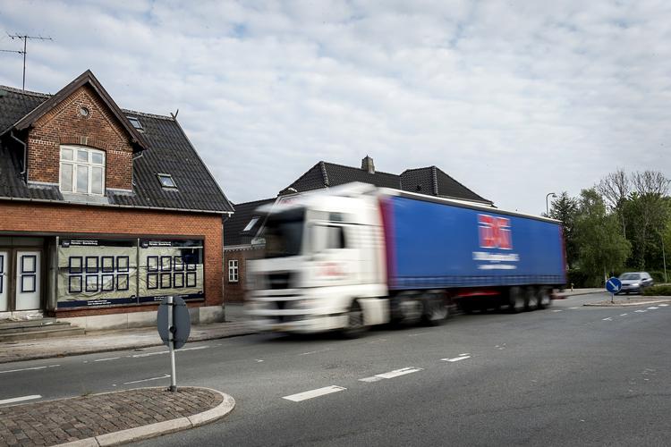 Lastbilchauffører skal have lov til at trykke ekstra på speederen, når de kører uden for tæt bebygget område eller på motortrafikveje (arkivfoto) Foto: Casper Dalhoff/POLFOTO