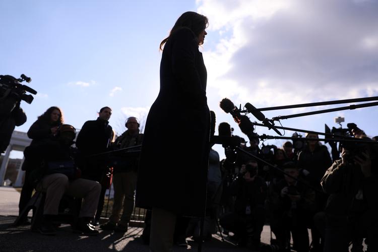 Det er velkendt, at amerikanere ikke stoler på medierne. Men mistilliden gælder også journalisternes konkrete metoder. På billedet er det Sarah Huckabee Sanders, pressesekretær i Det Hvide Hus.  Foto: Jonathan Ernst/Ritzau Scanpix