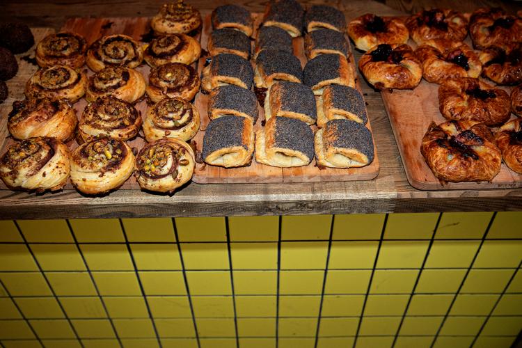 Bagværket ligger og frister på disken. Et stort surdejsbrød koster 35 kroner, og det er efterhånden billigt. Foto: Martin Lehmann/POLFOTO