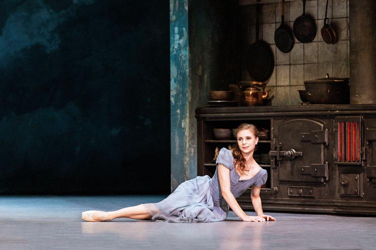 Ida Praetorius' Askepot er i festhumør uden den store chance for en rigtig romance.  Foto: Henrik Stenberg 