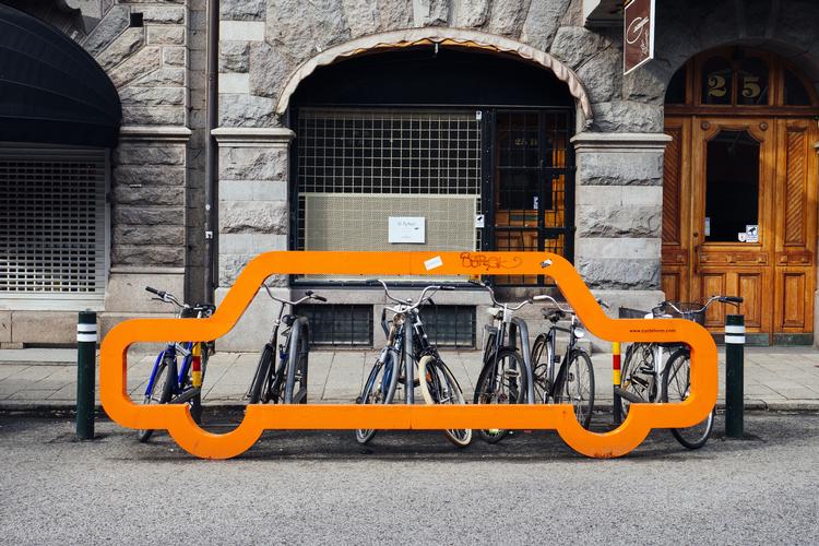 Sådan ser det orange cykelstativ fra Cyclehoop Ltd. ud, som Borgerrepræsentationen nu skal tage stilling til på københavnernes vegne.  Foto: peakpx.com