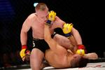 BANG. Det er tilladt at slå på en modstander, der ligger ned. Her sker det i kampen mellem Danny Mathiasen og Manolo Zecchini ved MMA-stævnet på Frederiksberg. Foto: Finn Frandsen/POLFOTO