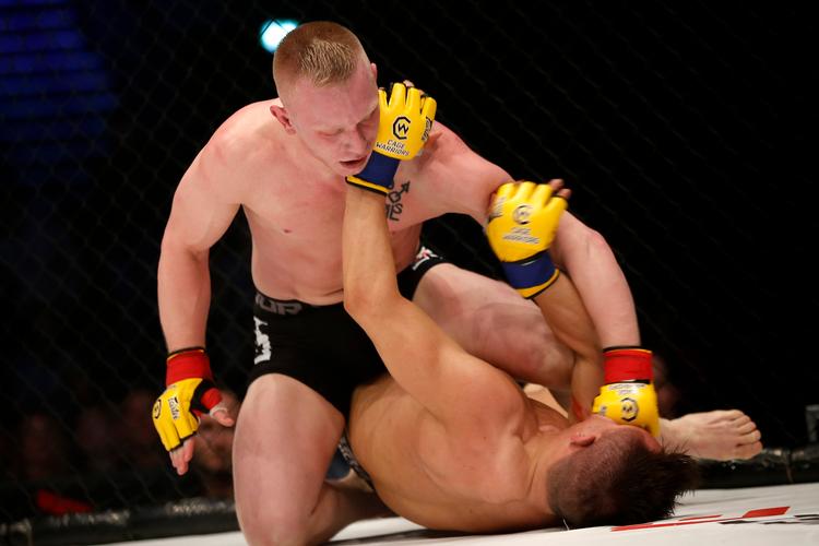 BANG. Det er tilladt at slå på en modstander, der ligger ned. Her sker det i kampen mellem Danny Mathiasen og Manolo Zecchini ved MMA-stævnet på Frederiksberg. Foto: Finn Frandsen/POLFOTO
