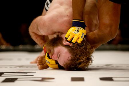 AV. Danskeren Søren Bak bliver hårdhændet behandlet af Morgan Charriere foran cirka 2.500 tilskuere, der fyldte KB-Hallen ved MMA-stævnet. Det var en kamp i fjervægtsklassen. Foto: Finn Frandsen/POLFOTO