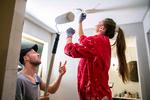 
Sif og Mathias fra rødt hus i gang med malerrullen. Foto: André Blinkilde/TV 2
