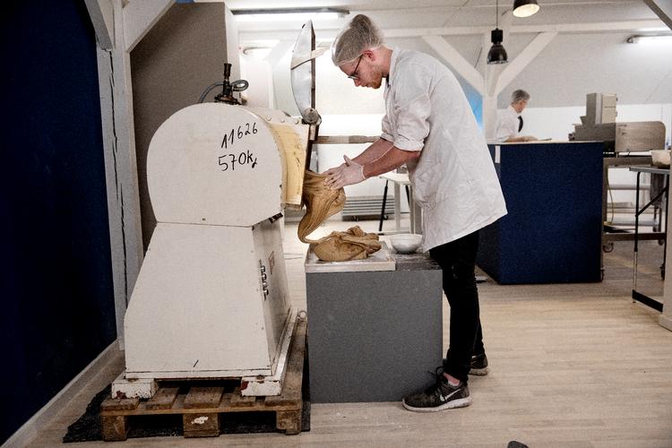 Firmaet har indkøbt en ældgammel maskine fra 1960'erne til at ælte gummimassen.    Foto: Jacob Ehrbahn/POLFOTO