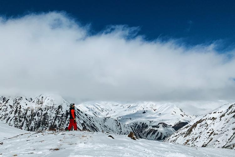 Bidara bjerget ligger i 3.174 meters højde, og liften er en af Gudauris højeste. I alt har skisportsstedet i Georgien 57 kilometers pister og 15 lifter – og et uanet antal kilometer off piste Foto: Max Kukurudziak, Unsplash