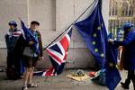 
 Standhaftige Brexit-demonstranter foran Westminster i London 13. marts. »De fleste mente nok, at det ville være 'a piece of cake' at forlade selskabet, men de skulle blive meget klogere. Det er møg indviklet«, skriver Bettina Heltberg.  Foto: Peter Hove Olesen/POLFOTO