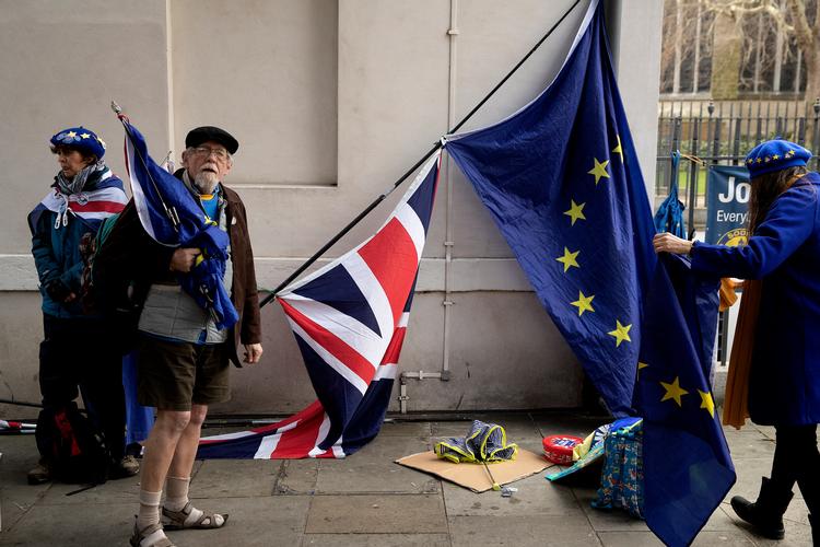 
 Standhaftige Brexit-demonstranter foran Westminster i London 13. marts. »De fleste mente nok, at det ville være 'a piece of cake' at forlade selskabet, men de skulle blive meget klogere. Det er møg indviklet«, skriver Bettina Heltberg.  Foto: Peter Hove Olesen/POLFOTO