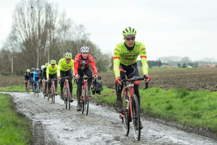 Mads Pedersen, der her er fotograferet på Paris-Roubaix-ruten, får et travlt forår. For nu venter de hårde klassikere. Foto: Andreas Haubjerg/POLFOTO