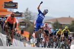 Julan Alaphilippe i vild jubel, mens Greg van Avermaet må tage til takke med andenpladsen på 2. etape i Tirreno-Adriatico. Foto: LaPresse - D'Alberto/Ferrari. 
