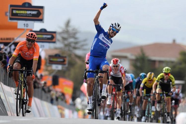 Julan Alaphilippe i vild jubel, mens Greg van Avermaet må tage til takke med andenpladsen på 2. etape i Tirreno-Adriatico. Foto: LaPresse - D'Alberto/Ferrari. 