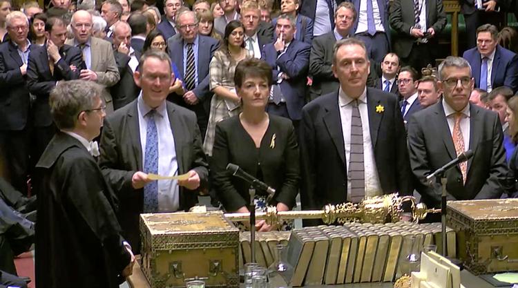 Stemmetællerne bekendtgør resultatet af afstemningen om en udskyldelse af Brexit.  Foto: Reuters Tv/Ritzau Scanpix