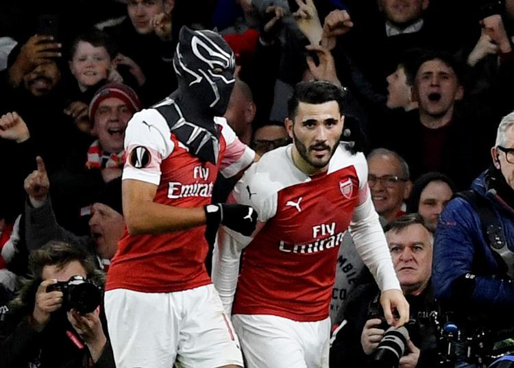 Arsenals Pierre-Emerick Aubameyang fejrede sin scoring til 3-0 ved at tage denne maske på, hvilket kostede ham en advarsel.  Foto: Tony O'brien/Ritzau Scanpix