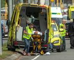 Ambulancefolk foran Al Noor-moskéen i Christchurch.  Foto: Stringer/Ritzau Scanpix
