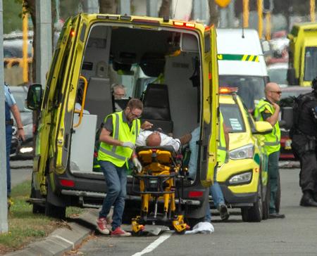 Ambulancefolk foran Al Noor-moskéen i Christchurch.  Foto: Stringer/Ritzau Scanpix