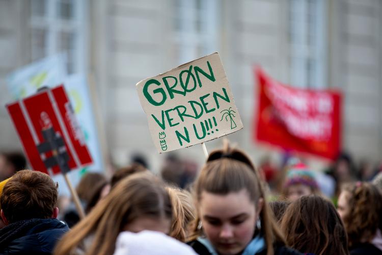 I dag demonstrerer elever over hele landet for klimaet. Billedet er fra en tidligere strejke foran Christiansborg i februar.  Foto: Finn Frandsen/Ritzau Scanpix