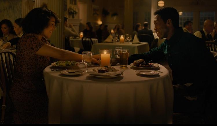 Wayne (Mahershala Ali) er efterforsker af en sag om en dreng, der er blevet myrdet i det dybe amerikanske syd.  Amelia (Carmen Ejogo) er den ambitiøse skolelærer og forfatterspire, der hjælper ham. Her er de på første date.  Foto: HBO (screendump fra serien)