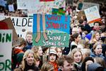 Skolen må vente. I dag er tusindvis af skolebørn og studerende på gaden i København på Christiansborg Slotspark for at få politikerne til at handle på klimaet. 
   Foto: Martin Lehmann/POLFOTO