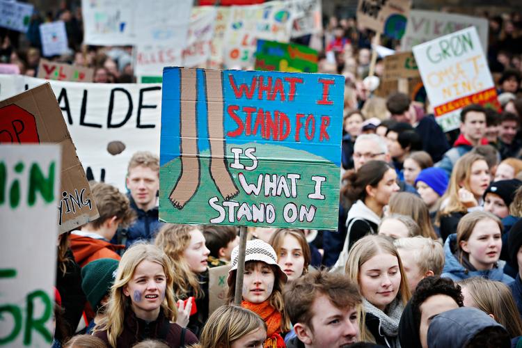Skolen må vente. I dag er tusindvis af skolebørn og studerende på gaden i København på Christiansborg Slotspark for at få politikerne til at handle på klimaet. 
   Foto: Martin Lehmann/POLFOTO