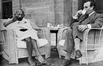 Louis Mountbatten (th.) var den sidste britiske vicekonge af Indien og kom til at regere over 400 millioner menneskers skæbne. Han fik af den højreorienterede historiker Andrew Roberts skudsmålet en »løgnagtig, indskrænket svindler«. Her ses han sammen med Gandhi, leder af den indiske uafhængighedsbevægelse.   Foto: World History Archive / Topfoto/Ritzau Scanpix