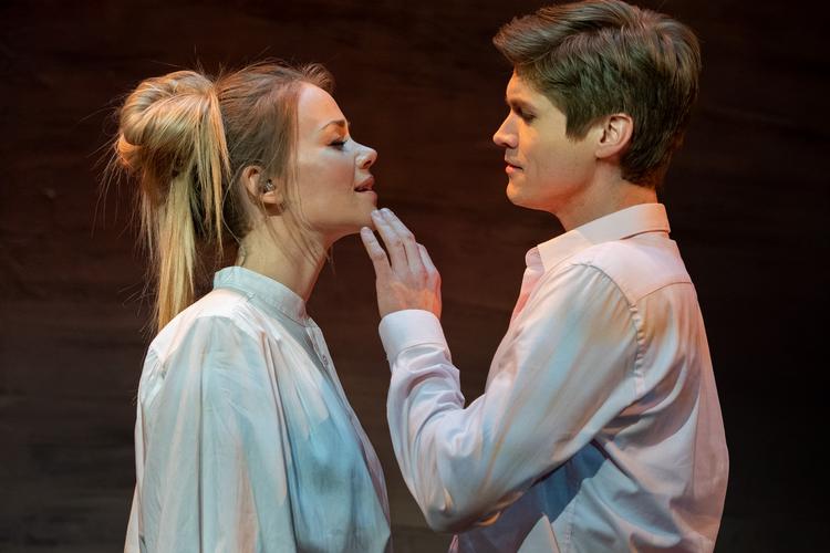 En af alle tiders mest romantiske scener er cirka lige så rørende som en dåse makrel i tomat, mener vor anmelder.  Foto: Martin Mydtskov Rønne