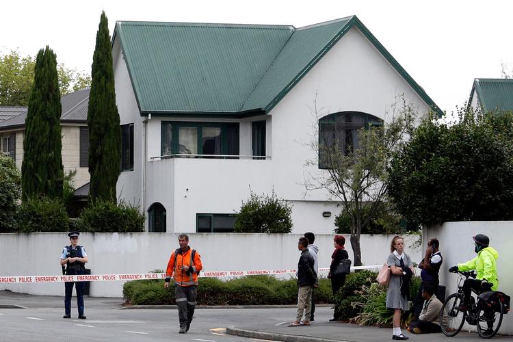 Under angreb på to moskéer i Christchurch i New Zealand blev 49 mennesker dræbt med skydevåben. Her er det Al-Noor moskéen, hvor størstedelen af drabene fandt sted. Det skete under fredagsbønnen. Nogenlunde samtidig blev en anden moské i byen også angrebet. Foto: Tessa Burrows/Ritzau Scanpix