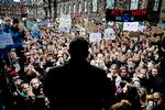 Lars Løkke Rasmussen (V) lagde vejen forbi fredagens klimastrejke og endte på scenen foran tusinder af børn og unge.  Foto: Martin Lehmann