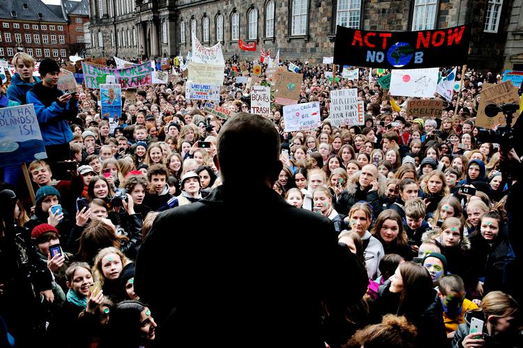 Lars Løkke Rasmussen (V) lagde vejen forbi fredagens klimastrejke og endte på scenen foran tusinder af børn og unge.  Foto: Martin Lehmann