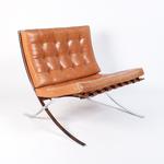 Mies van der Rohes Barcelona-stol fra 1929 er det eneste møbel fra Bauhaus-årene, som Designmuseum Danmark har i sin samling. Stolen er blevet en klassiker og fås i flere kulører. Designmuseets Barcelona-stol er den sorte version, mens den cognacfarvede er mere sjælden.   Foto: Knoll