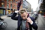 Selvparodien ligger snublende nær i Tomas Espedals nye roman, der på et tidspunkt går i Kafka-mode – og slipper godt fra det. 
   Foto: Jens Dresling/POLFOTO