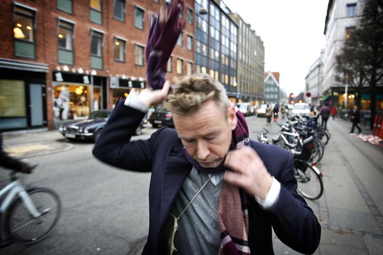 Selvparodien ligger snublende nær i Tomas Espedals nye roman, der på et tidspunkt går i Kafka-mode – og slipper godt fra det. 
   Foto: Jens Dresling/POLFOTO