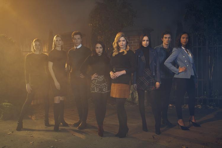 Kendere af 'Pretty Little Liars' vil nikke genkendende til et par af figurerne i Sara Shepards nye serie 'The Perfectionists'.  Foto: Pressefoto: Freeform 