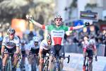 Den italienske mester Elia Viviani afviste i spurten på 3. etape i Tirreno-Adriatico den tredobbelte slovakiske eksverdensmester Peter Sagan og cololmbianeren Fernando Gaviria med en længde. Foto: LaPresse - D'Alberto/Ferrari. 