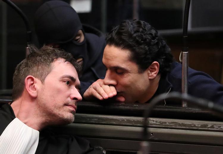 Medhi Nemmouche, her med sin forsvarer, forholdt sig tavs under retssagen. Nu venter stribevis af sager mod jihadister, som i disse dage bliver taget til fange i Syrien. Foto: 
     REUTERS/Yves Herman
   Foto: Yves Herman/Ritzau Scanpix