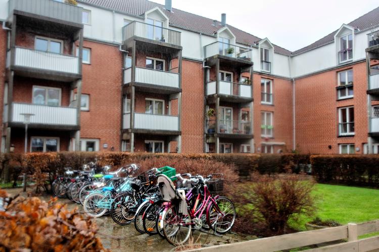 Tre ældre mennesker er ifølge politiet blevet dræbt i en mindre boligblok på ydre Østerbro i København Foto: Miriam Dalsgaard/POLFOTO