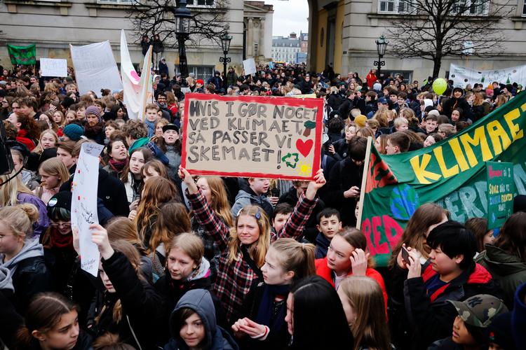  De mange fremmødte på Christiansborg Slotsplads i København udgjorde én af strejker fordelt over 27 danske byer, mens børn og unge også skippede skolen og gik på gaden i over 100 andre lande for at kræve handling fra verdens politikere.
   Foto: Martin Lehmann/POLFOTO