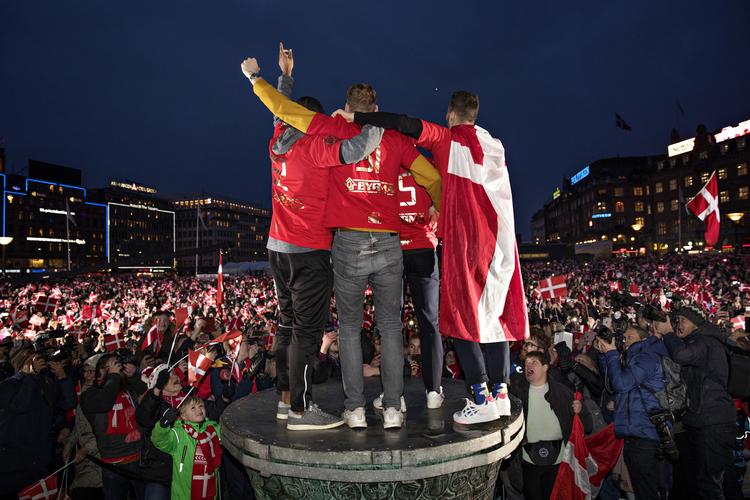 Det danske herrelandshold blev fejret af tusinder af fans på Rådhuspladsen i København efter at have vundet verdensmesterskabet i håndbold. Foto: Jacob Ehrbahn/POLFOTO