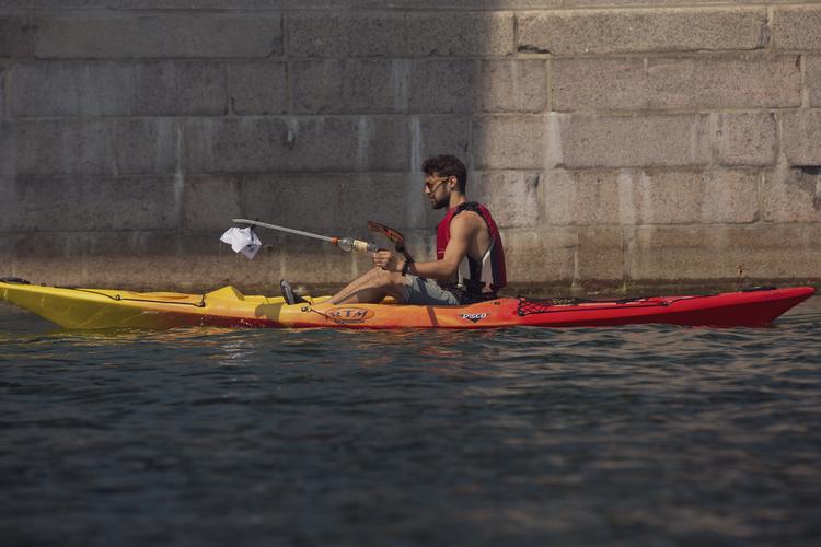 Den irske begivenhed St. Patricks Day skal i år ikke handle om øl alene, hvis det står til Tourism Ireland. På billedet er det foreningen Miljøkajakken, der tilbød gratis lån af en kajak i Københavns Havn og kanaler mod, at brugerne indsamler skrald og affald i vandet undervejs. 
 Foto: Miriam Dalsgaard/POLFOTO