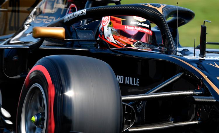 Kevin Magnussen og Team Haas var i meget fint humør, efter lørdagens kvalifikation i Melbourne var overstået. Søndag jages der efter point.
   Foto: Peter Parks/Ritzau Scanpix