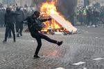5.000 politifolk og gendarmer i Paris var magtesløse over for en ny bølge af brand, vold og plyndringer på Champs-Élysées. Foto: Zakaria Abdelkafi/Ritzau Scanpix