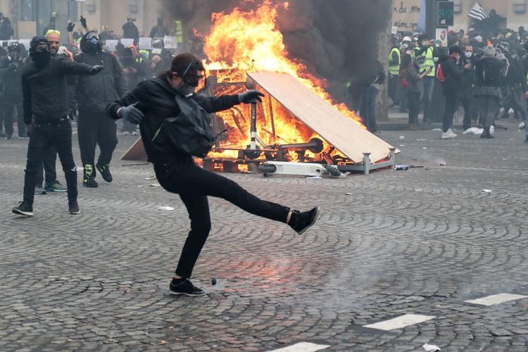 5.000 politifolk og gendarmer i Paris var magtesløse over for en ny bølge af brand, vold og plyndringer på Champs-Élysées. Foto: Zakaria Abdelkafi/Ritzau Scanpix