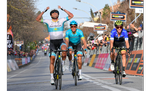 Jakob Fuglsang (midt i billedet) er yderst tilfreds med, at holdkammeraten Alexey Lutsenko kan strække armene i vejret som vinder af 4. etape i Tirreno-Adriatico. Adam Yates (t.h.) er glad for at tredjepladsen betyder, at han bevarer løbets førertrøje, med nr. 2 på etapen Primoz Roglic, der ikke er med på billedet, som sin nærmeste rival. Foto: LaPresse - D'Alberto/Ferrari. 