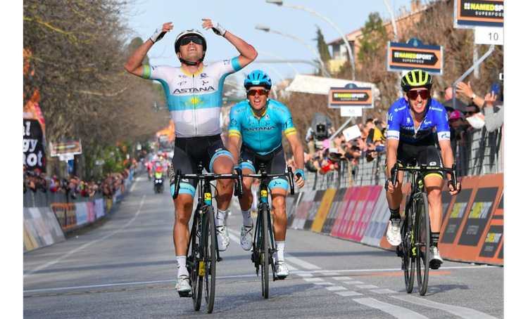 Jakob Fuglsang (midt i billedet) er yderst tilfreds med, at holdkammeraten Alexey Lutsenko kan strække armene i vejret som vinder af 4. etape i Tirreno-Adriatico. Adam Yates (t.h.) er glad for at tredjepladsen betyder, at han bevarer løbets førertrøje, med nr. 2 på etapen Primoz Roglic, der ikke er med på billedet, som sin nærmeste rival. Foto: LaPresse - D'Alberto/Ferrari. 