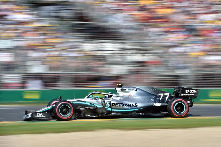 Valtteri Bottas ligger i front i  årets første formel 1-grandprix i Melbourne.  Foto: Peter Parks/Ritzau Scanpix