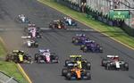 Hjemmebanefavoritten Daniel Ricciardo mistede sin frontvinge helt fra løbets start, da han røg ud på græsset. Australieren udgik senere i løbet.  Foto: Stringer/Ritzau Scanpix