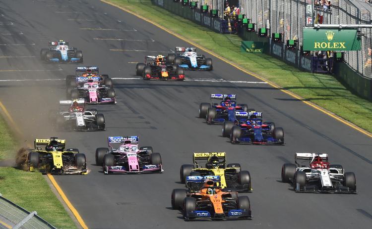Hjemmebanefavoritten Daniel Ricciardo mistede sin frontvinge helt fra løbets start, da han røg ud på græsset. Australieren udgik senere i løbet.  Foto: Stringer/Ritzau Scanpix