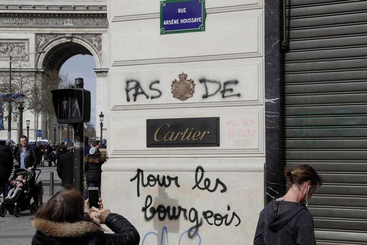 DEt gik voldssomt for sig i Paris lørdag, hvor 42 demonstranter og 17 politifolk blev såret under gadekampe.   Foto: Geoffroy van der Hasselt/Ritzau Scanpix